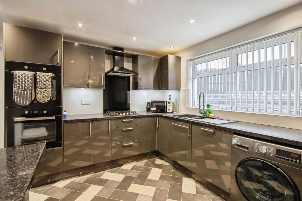 Regina Crescent, WAKEFIELD, West Yorkshire, WF4 photo 2