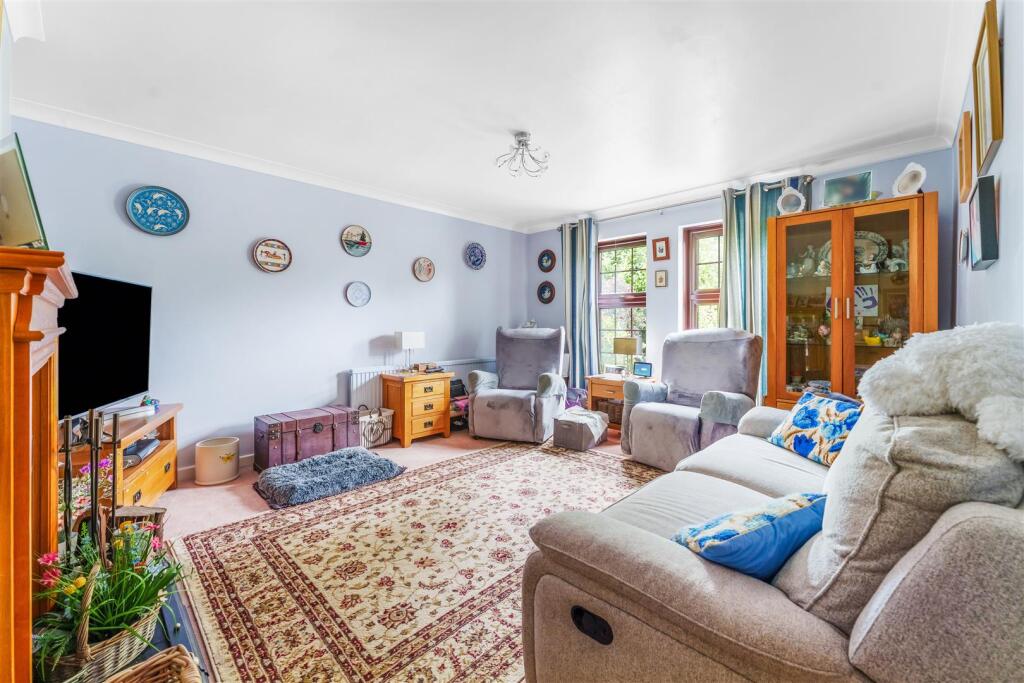Family home conveniently situated on peaceful Yatton cul de sac photo 4