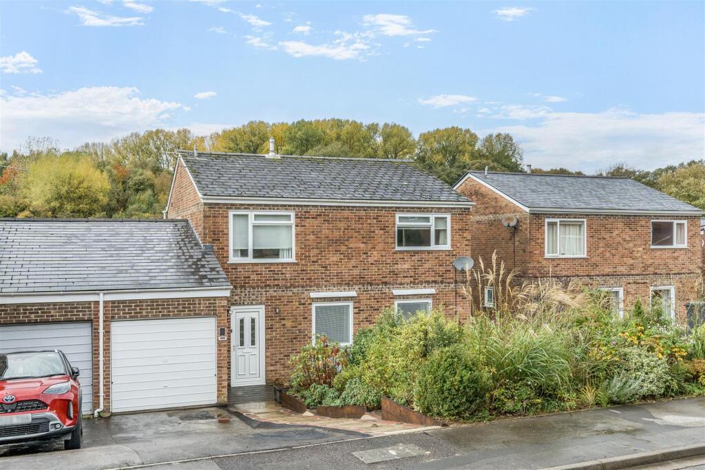 4-bed detached on Hunts Mead, Bromham, £475,000