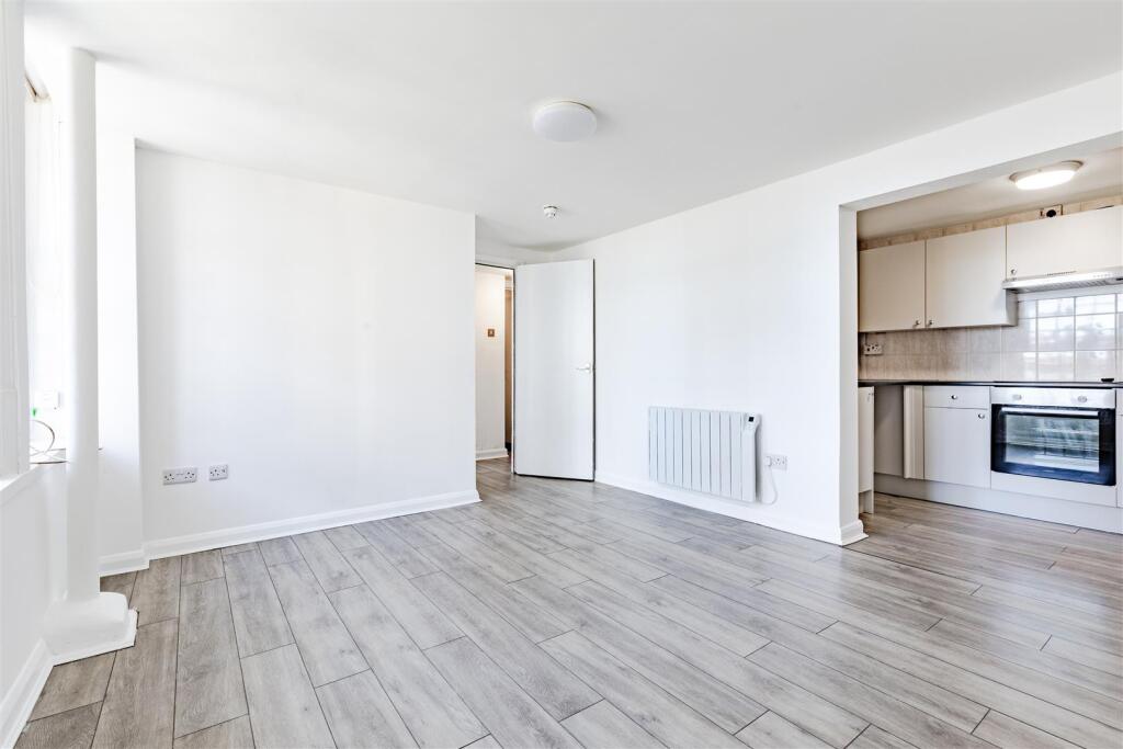 Apartment in Eastbourne, Seaside, Roselands - View 2