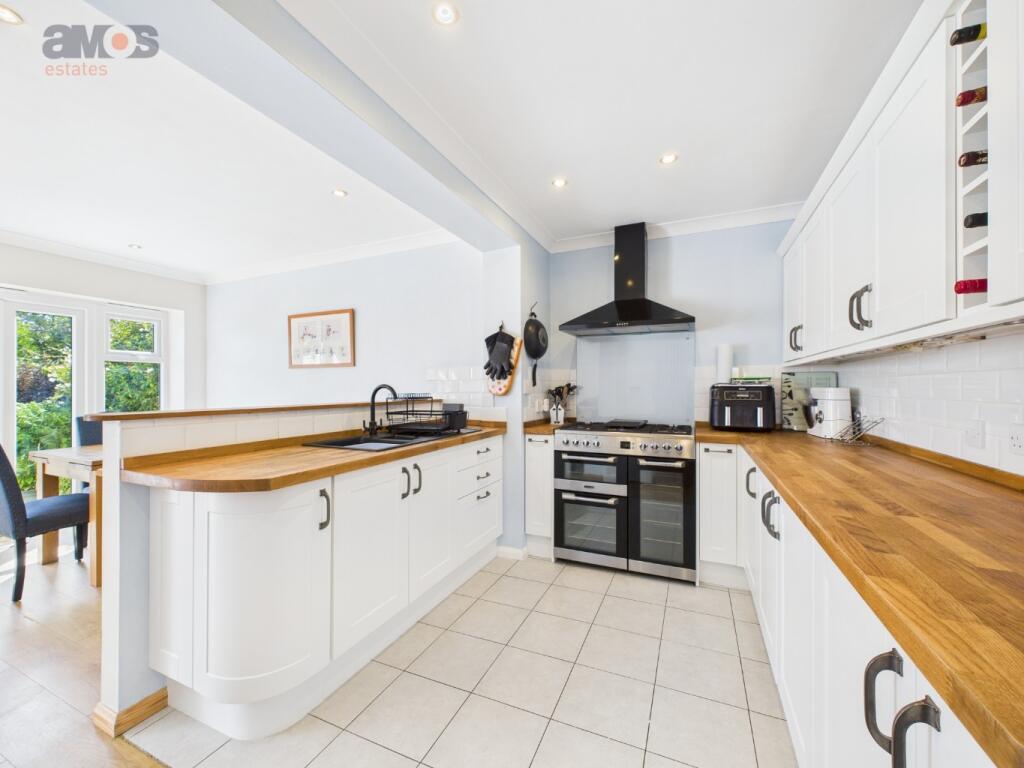 Southwold Crescent, Benfleet, Essex photo 3