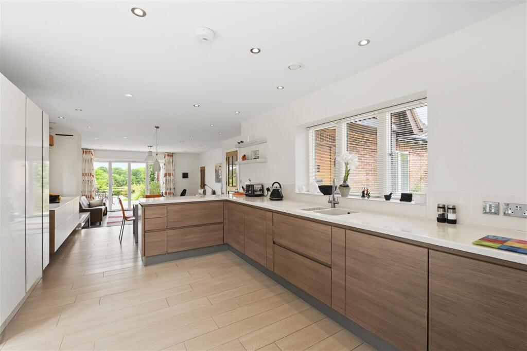 Oakwood Drive, Harpenden photo 3
