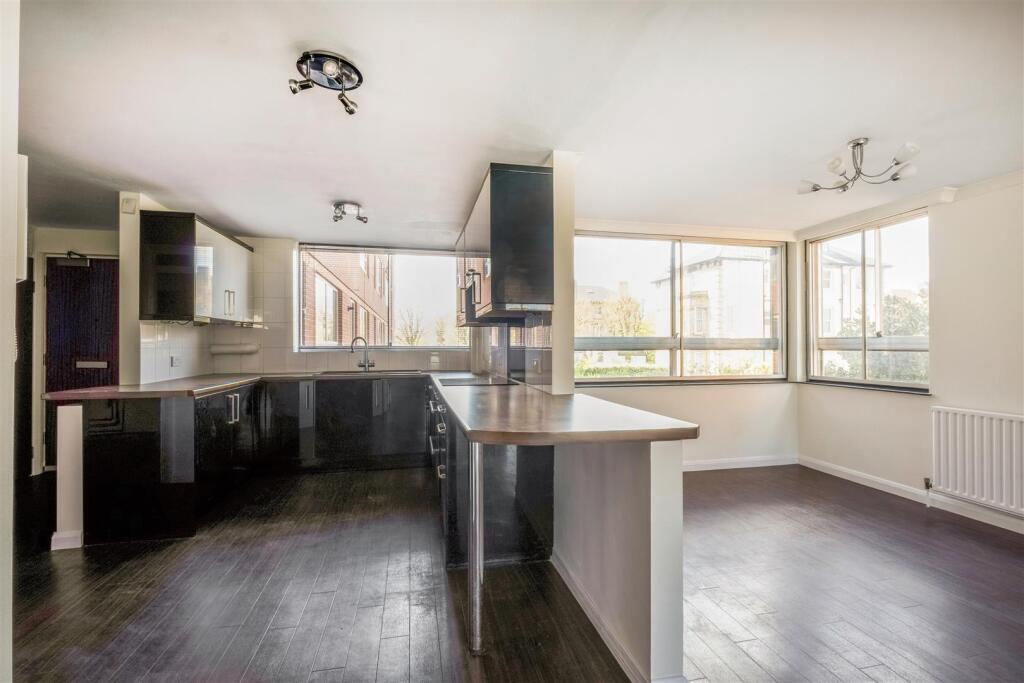 Apartment in Hove, Brighton and Hove - View 2
