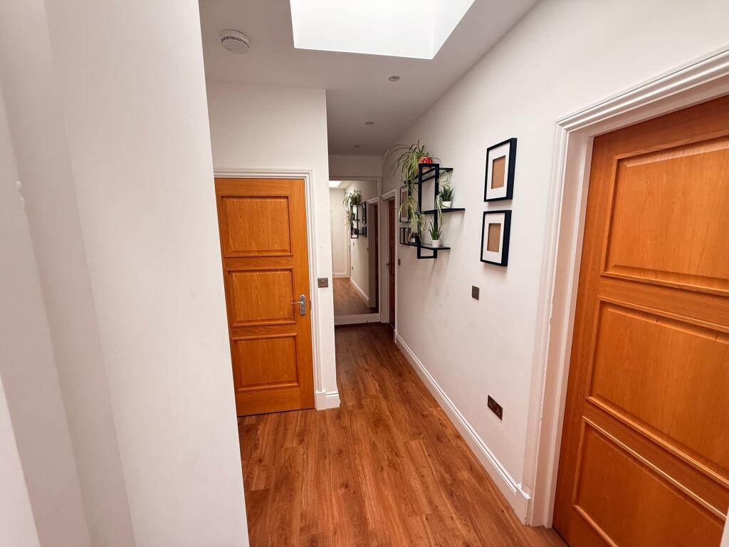 Apartment in Hatfield, Roe Green - View 6