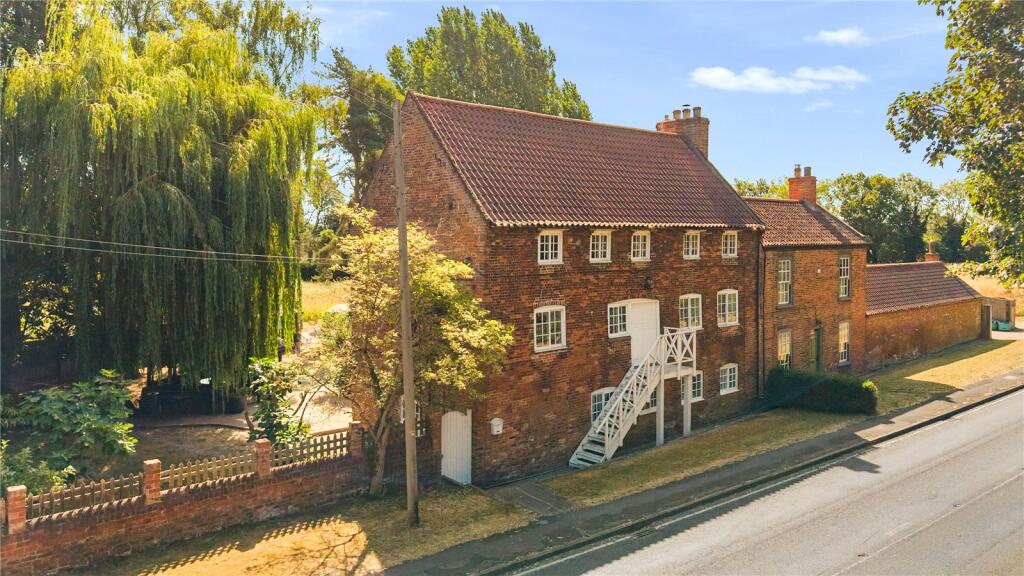 3-bed semi-detached on Scawby Road, Scawby Brook, Brigg, North Lincolnshire, DN20, £475,000