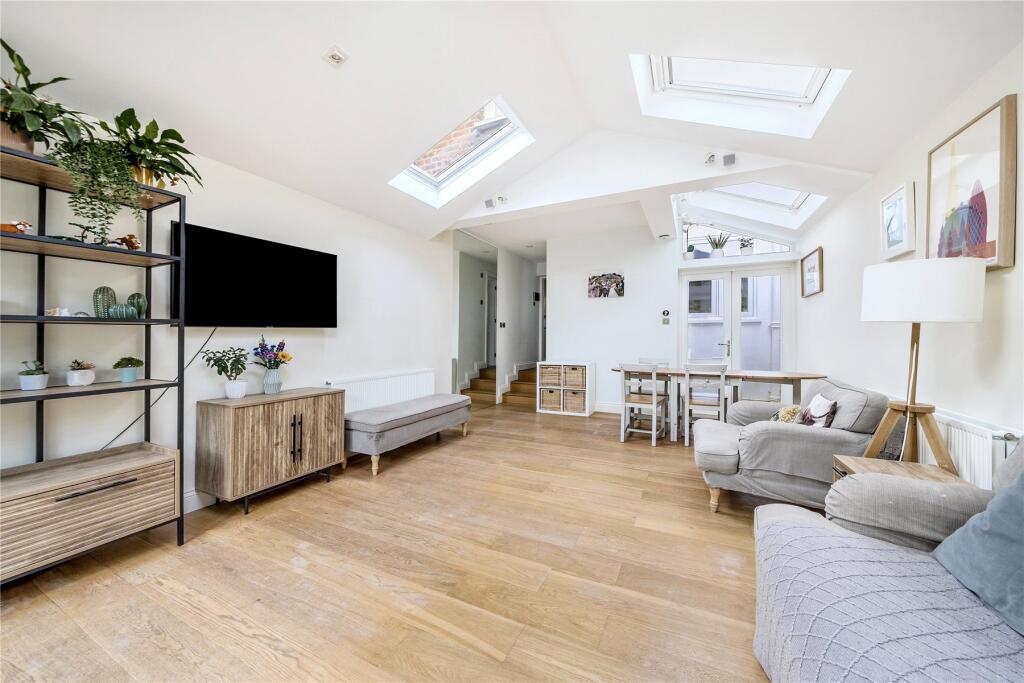 House in Kingston upon Thames - More