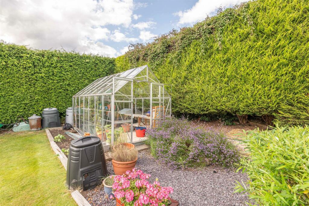 5 bed detached - 43 Fall Lane, Hartshead. image 3