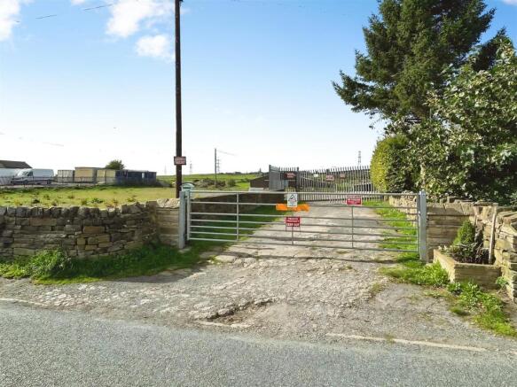 ENTRANCE / ACCESS