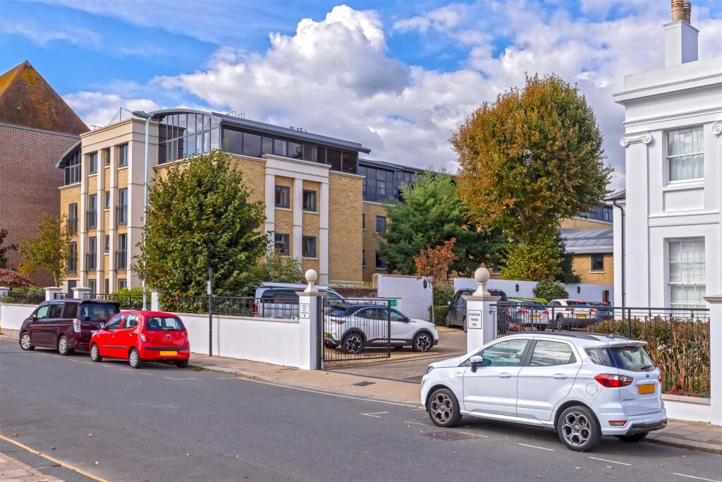 2-bed house on Union Place, Worthing, £125,000