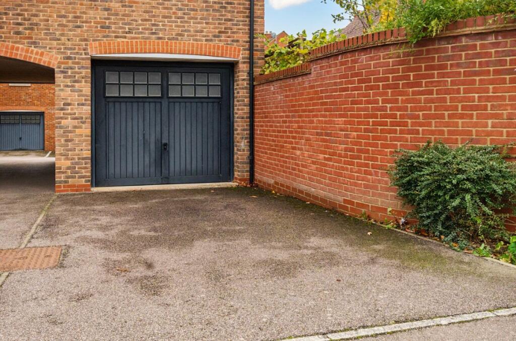 Lewis Close, Bedford photo 4