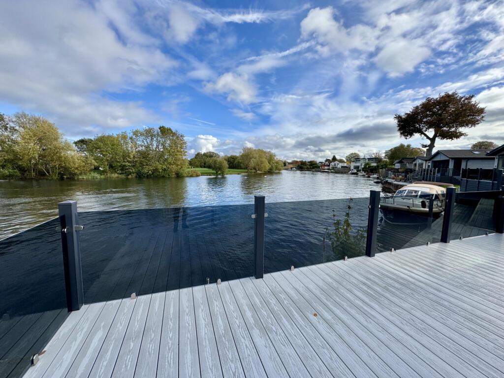 2-bed caravan on Staines-upon-Thames, Surrey, TW18, £485,000