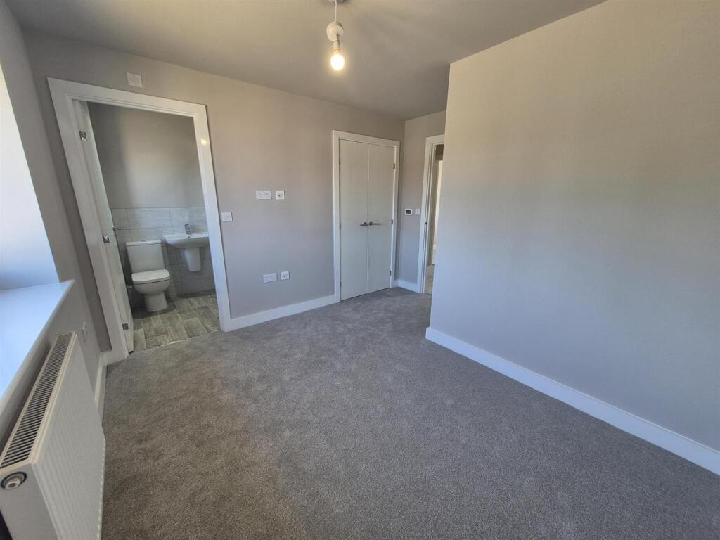 3 Goldfinch Close, Doxey Road, Stafford, ST16 1HG photo 3