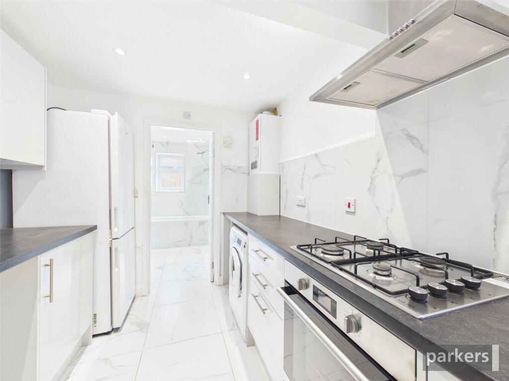 Pitcroft Avenue, Reading, Berkshire, RG6 photo 3