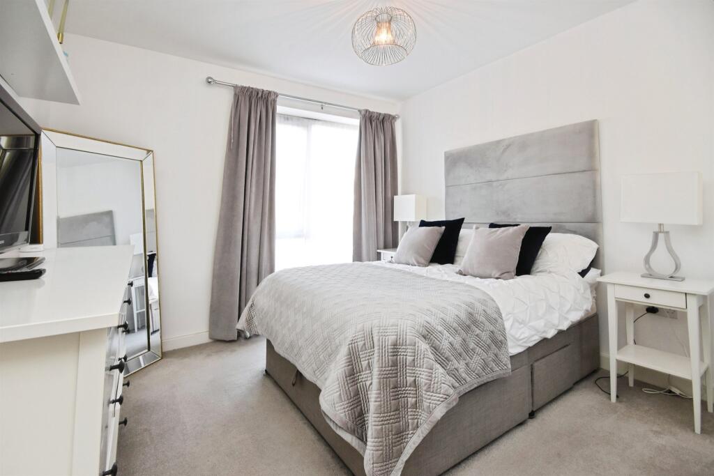 Apartment in London, Harold Wood - View 4