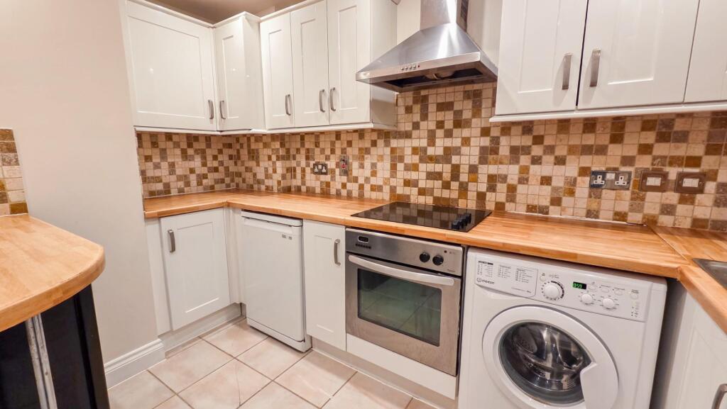 Apartment in Northampton, Semilong - View 3
