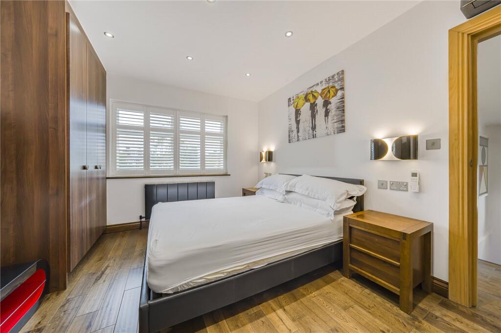 House in Twickenham - More