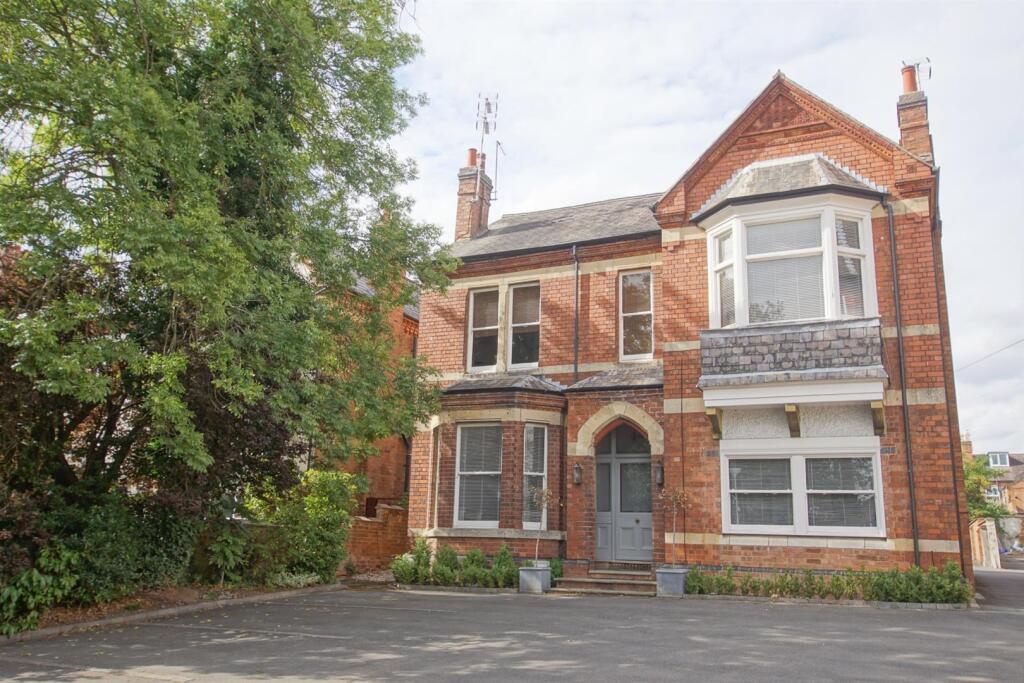 Main image of property: 44 Warwick New Road, Leamington Spa, Warwickshire