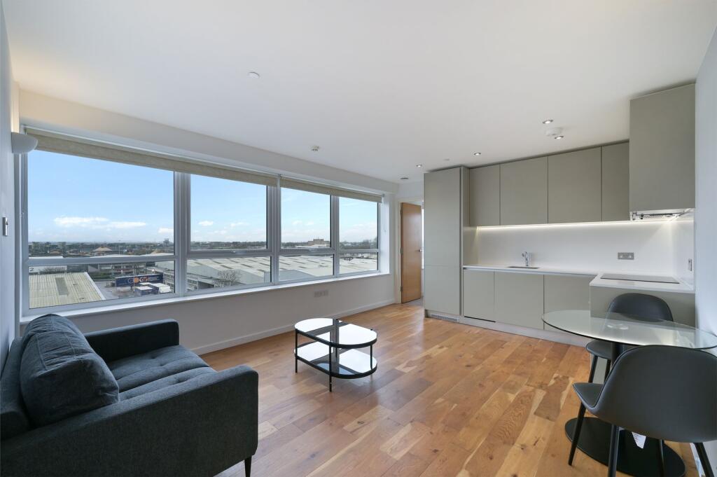Apartment in Spelthorne, The Dolphin Estate, Charlton - View 5