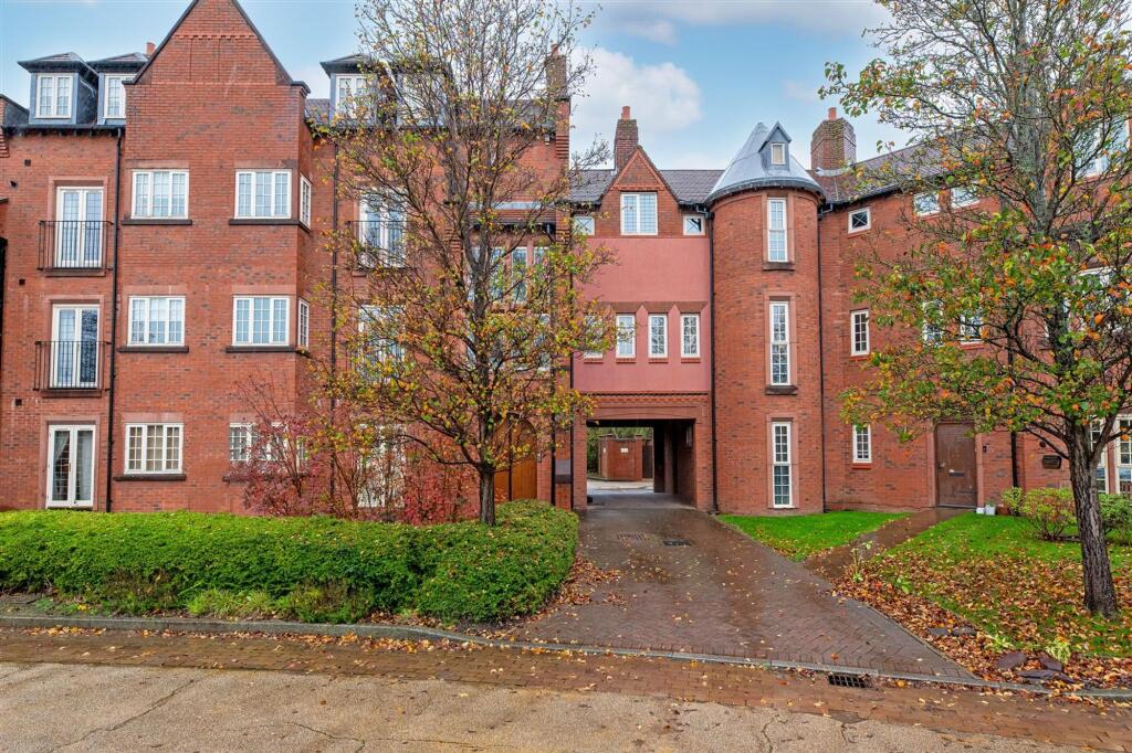 3-bed flat on Butts Green, Westbrook, WA5, £175,000