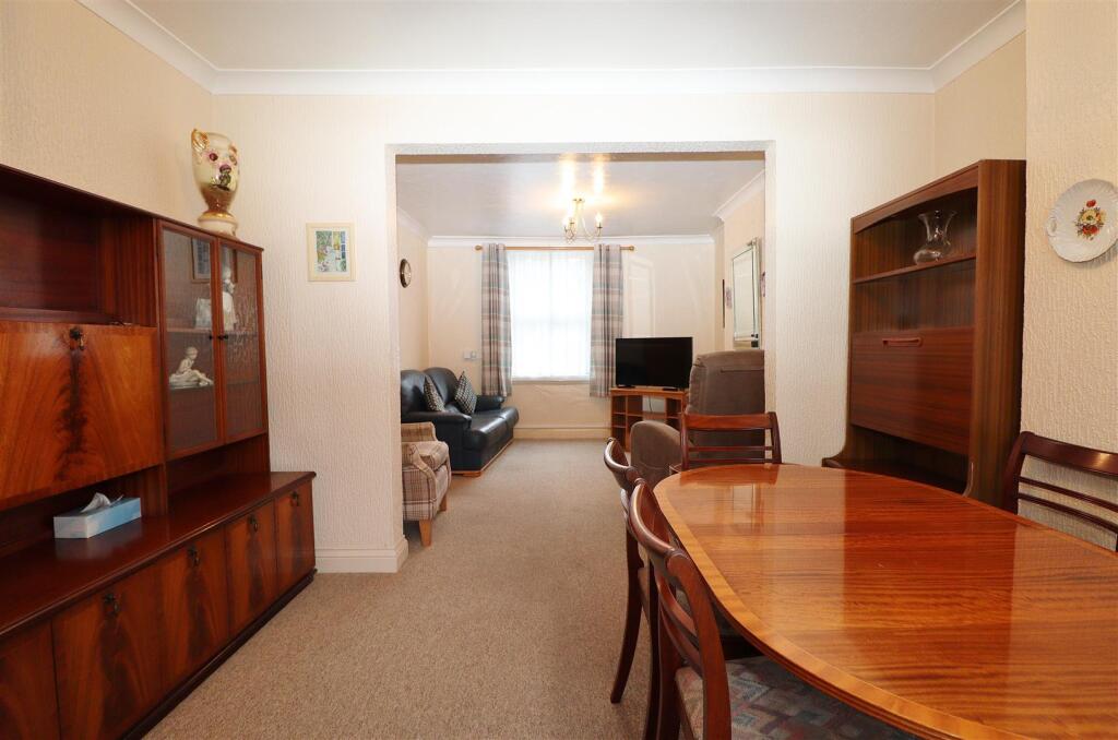 Barnet Lane, Elstree, Borehamwood photo 4