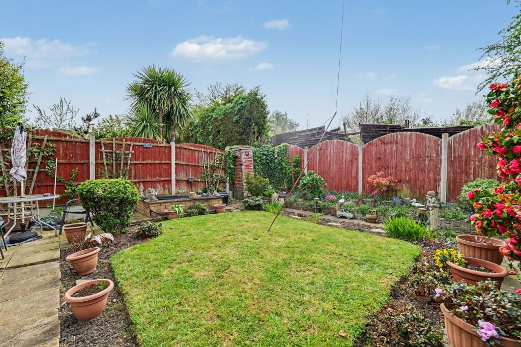 House in Nuneaton and Bedworth, Warwickshire - View 4