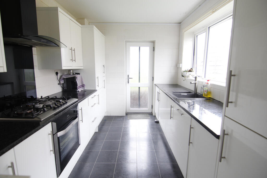 Sutton Drive, Droylsden, M43 7RX photo 4
