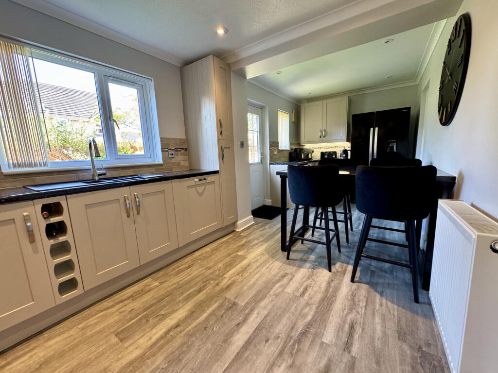 Hawthorn Crescent, Yatton, Avon, BS49 photo 4
