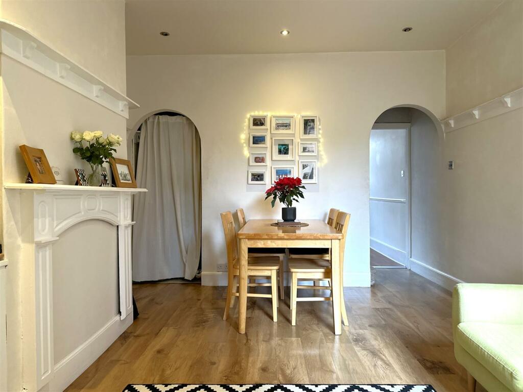 House in Newark and Sherwood, New Town, Newark - More