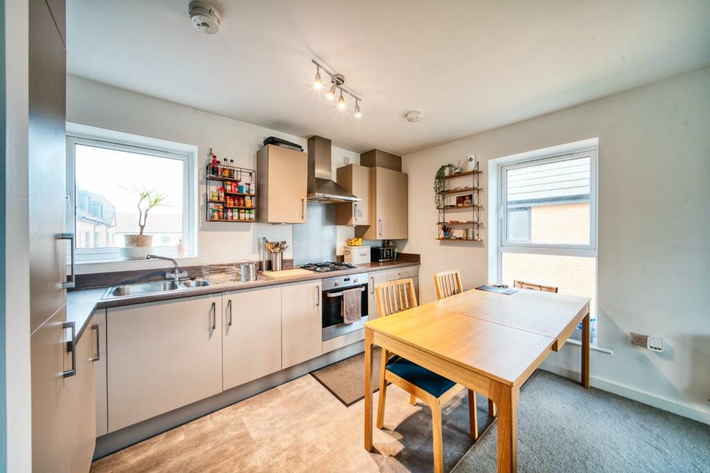 Modern first floor apartment in central Yatton photo 2