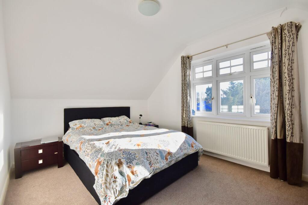 Clements Mead, Leatherhead, KT22 photo 3