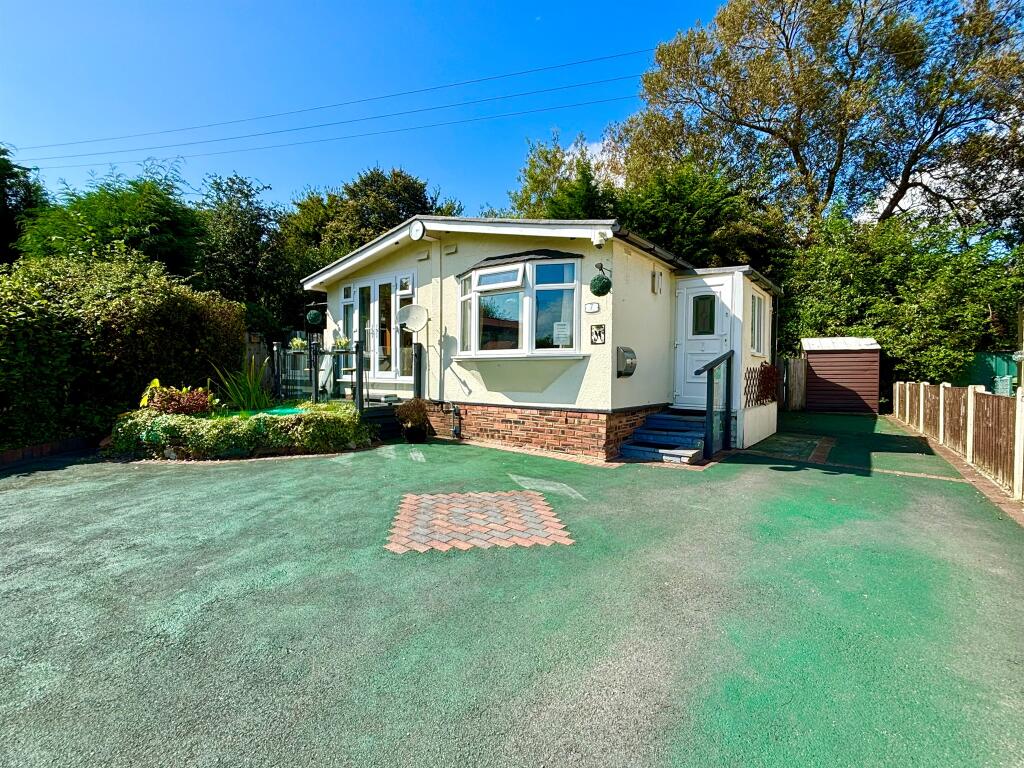 2-bed caravan on Marsh Lane, Frodsham, £140,000