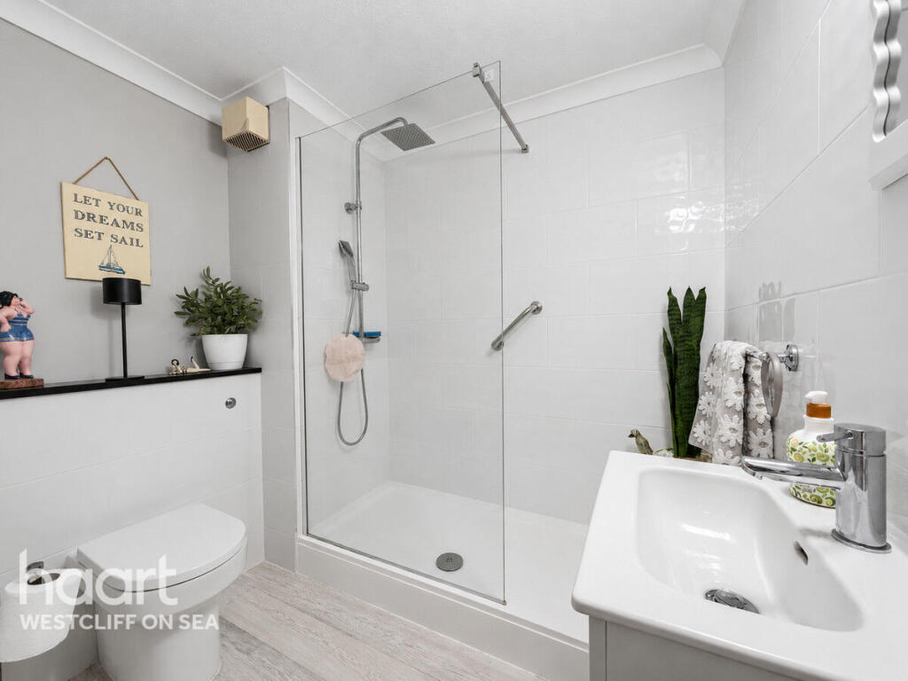Apartment in Southend-on-Sea - View 5