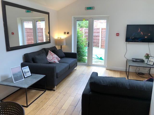 8 bedroom semi-detached house for rent