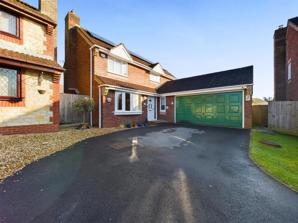 4-bed detached on Wintergreen, Calne, £480,000