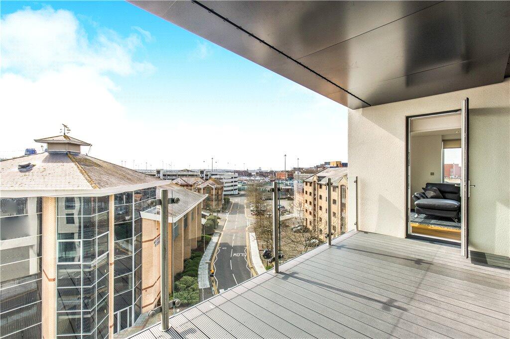 2-bed apartment on Maritime Walk, Ocean Village, Southampton, £390,000