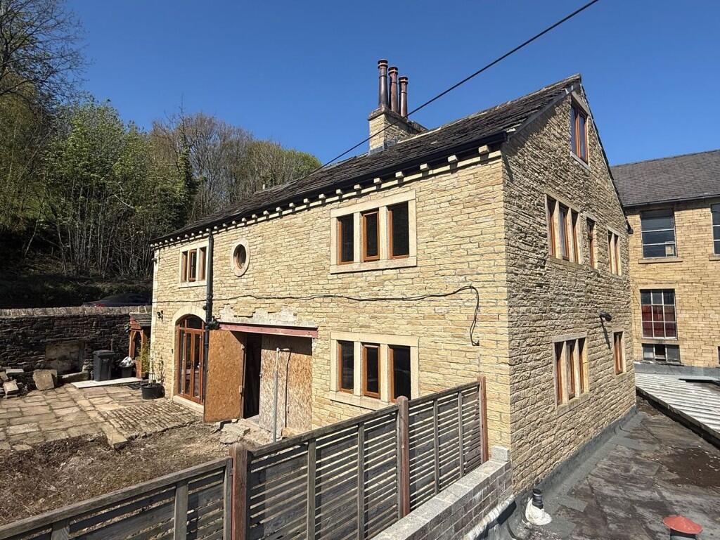 Main image of property: 3 Ellen Holme, Luddendenfoot, Halifax, HX2 6EP