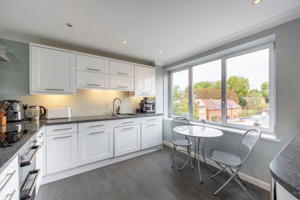 Apartment in London, Royal Borough of Kensington and Chelsea - More