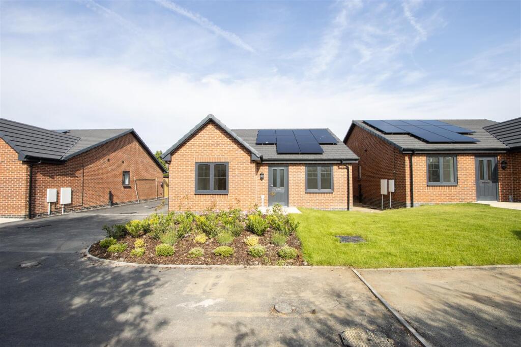 3-bed detached on Holmgate Road, Clay Cross, Chesterfield, £299,995