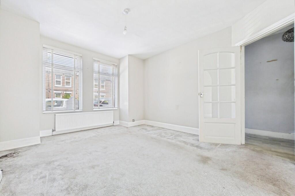 House in Folkestone, Cheriton - More