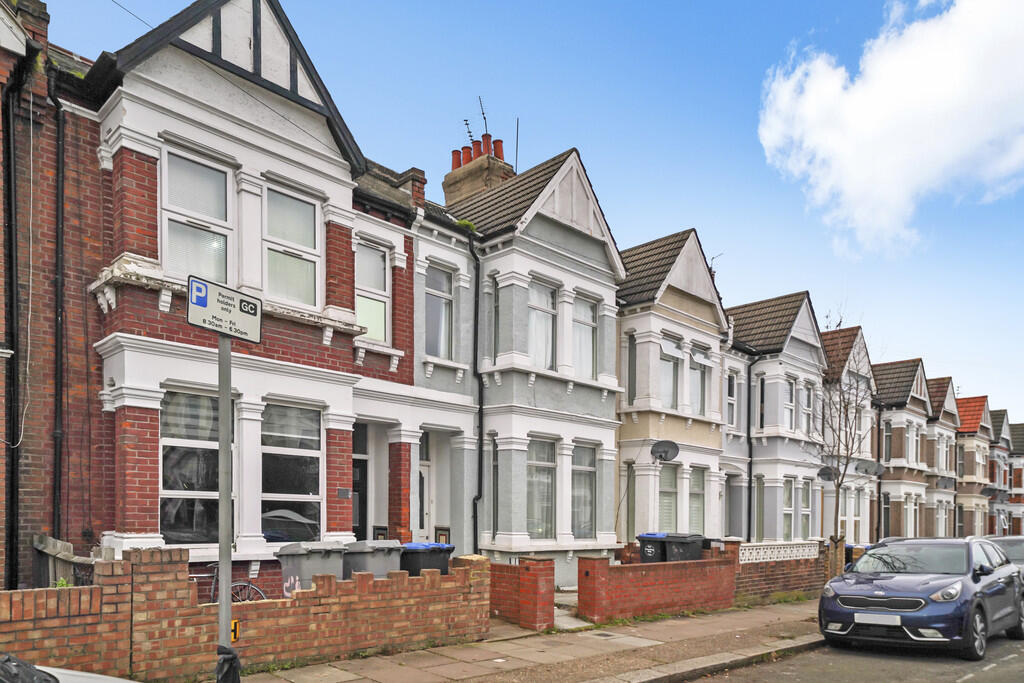 2-bed flat on Windsor Road, Willesden , £440,000