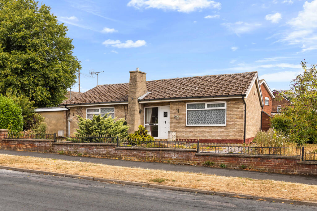 2-bed detached on Holme Hall Avenue, Scunthorpe, Lincolnshire, £180,000