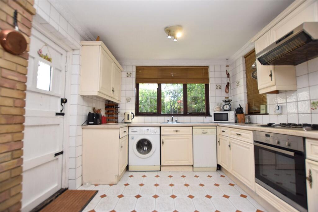 Yew Tree Gardens, Chadwell Heath, Romford, RM6 photo 2