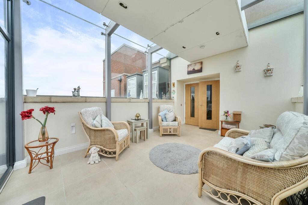 Apartment in Solihull, Dickens Heath - More