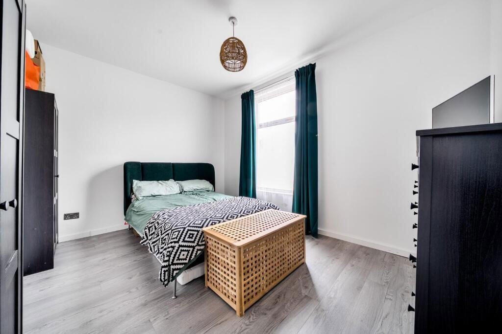 House in Portsmouth, Kingston, Buckland - More