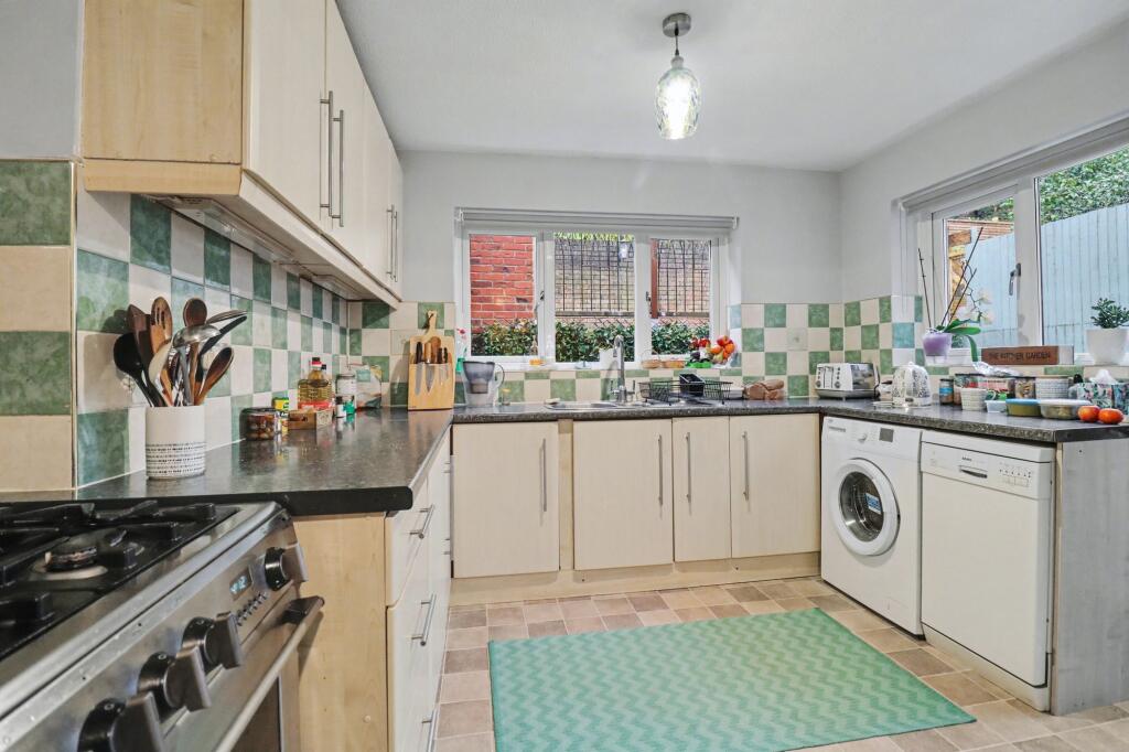 Estridge Close, Bursledon, SO31 photo 3