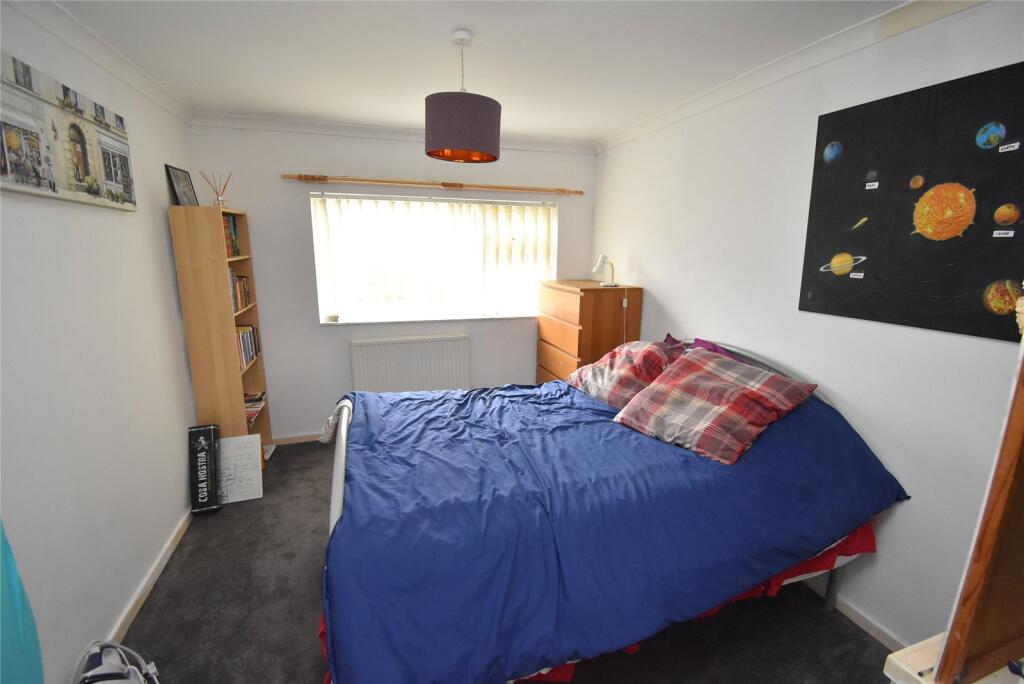 House in Houghton Regis, Central Bedfordshire - More