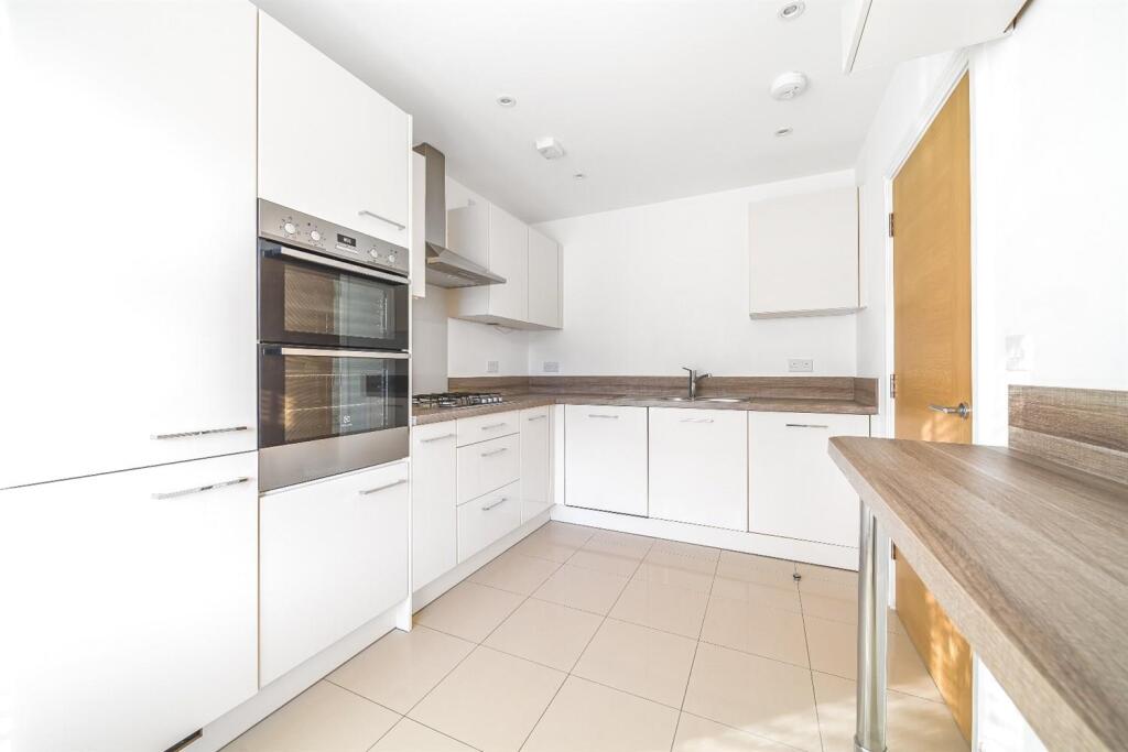 Faringdon Road, Earley, RG6 photo 3
