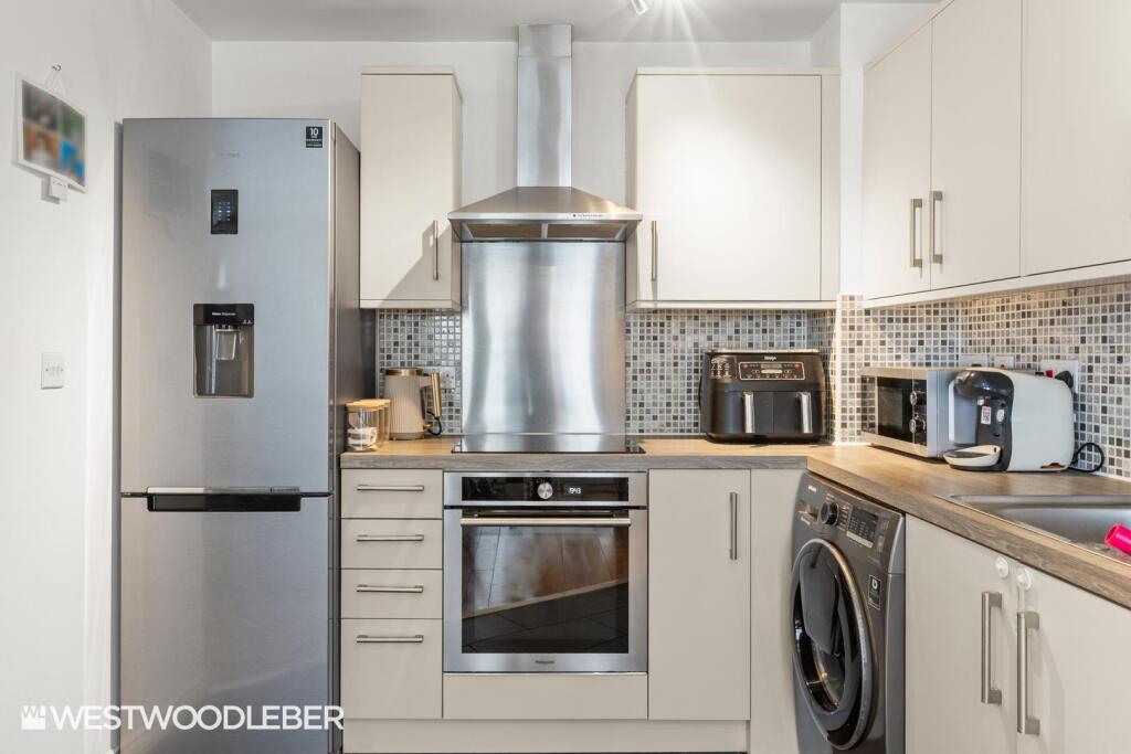 Waterfall Close, Hoddesdon | Ground Floor & Direct Access to Communal Gardens photo 3