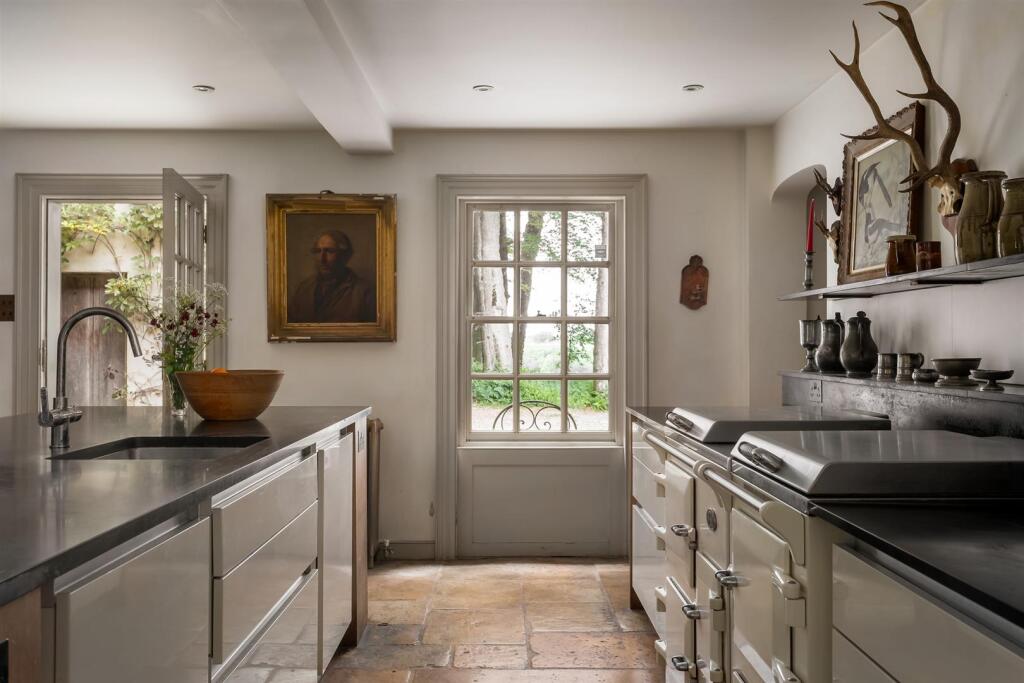 House in Gloucester - View 4