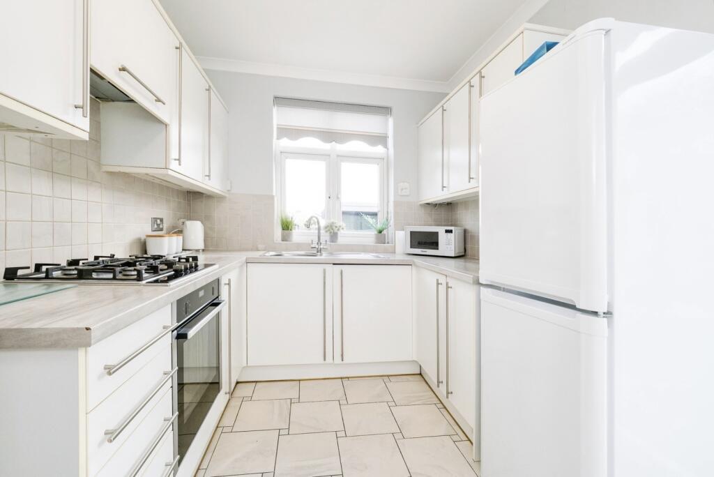Kent Drive, Hornchurch, RM12 photo 4